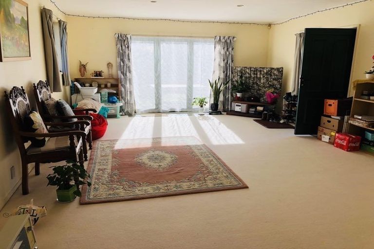 Photo of property in 302 Wairau Road, Glenfield, Auckland, 0629