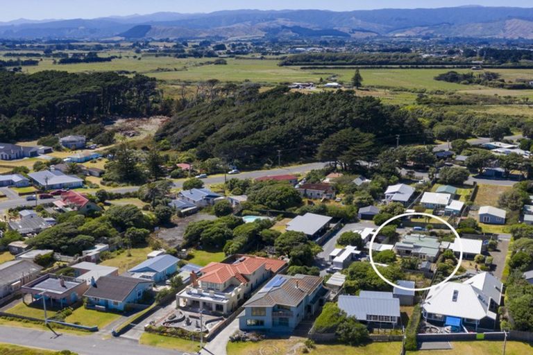 Photo of property in 5 Kapiti Lane, Otaki Beach, Otaki, 5512