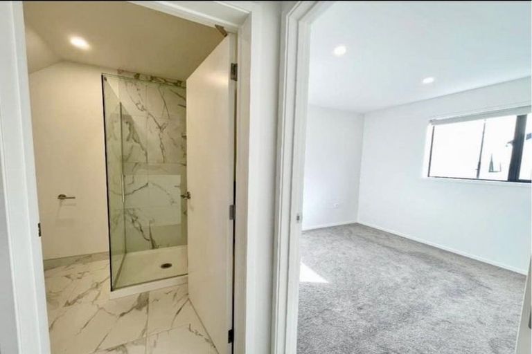 Photo of property in 7/22 Yeovil Road, Te Atatu Peninsula, Auckland, 0610