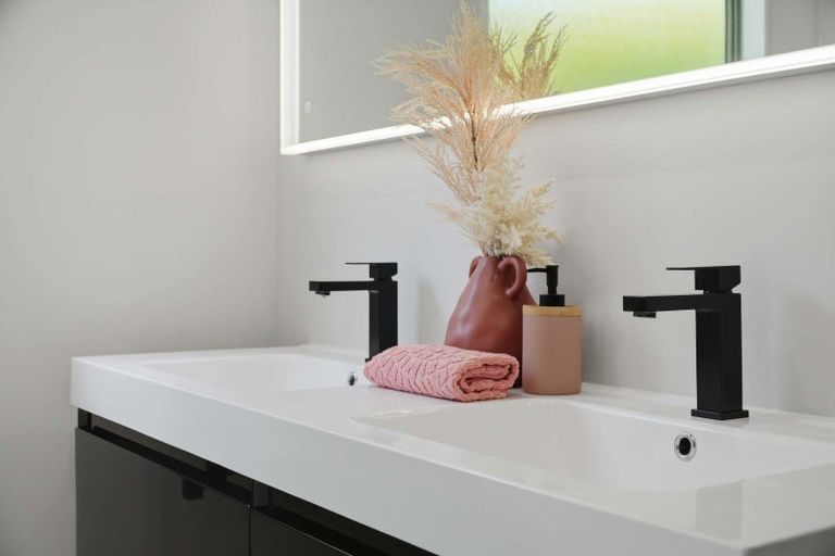 Photo of property in 90b Eskdale Road, Birkdale, Auckland, 0626