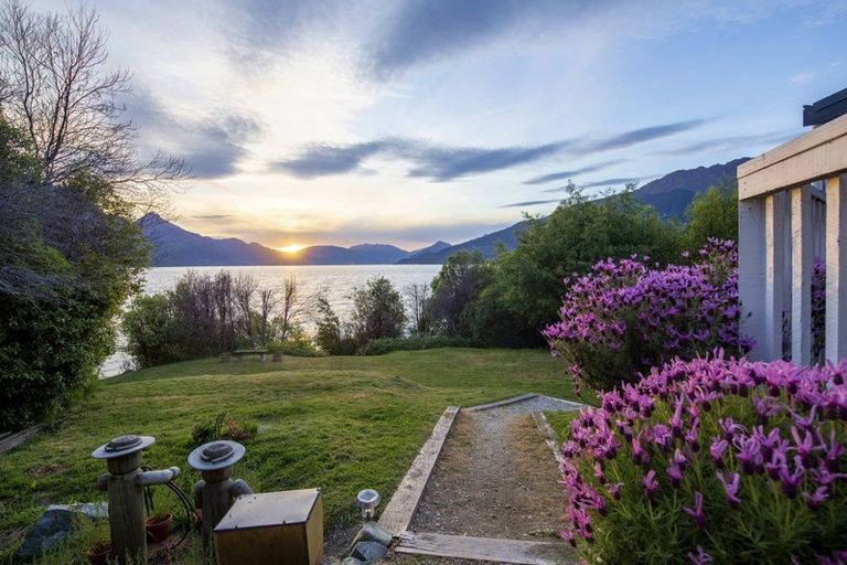 Photo of property in 78 Cedar Drive, Kelvin Heights, Queenstown, 9300