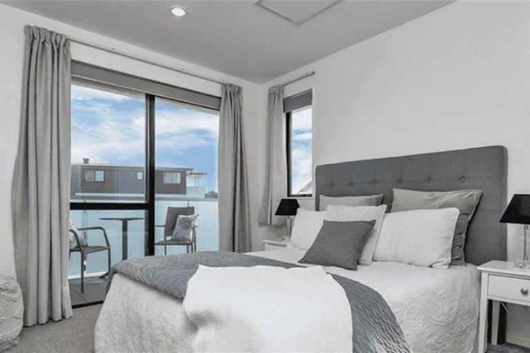 Photo of property in Apollo Apartments, 201/46 Rosedale Road, Rosedale, Auckland, 0632