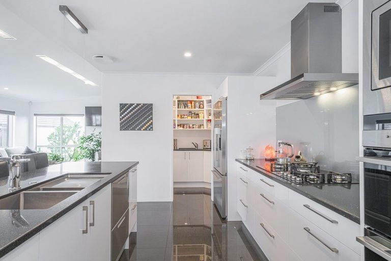 Photo of property in 18 Roseberry Place, Whitianga, 3510