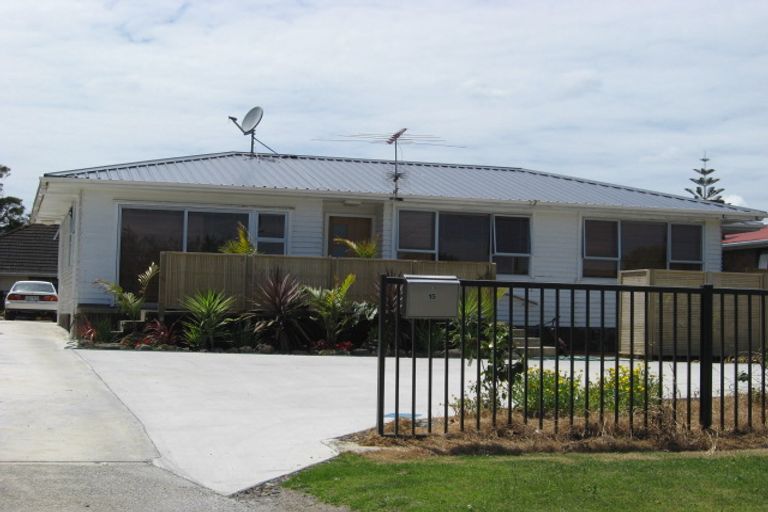 Photo of property in 15 Tarata Crescent, Mangere Bridge, Auckland, 2022