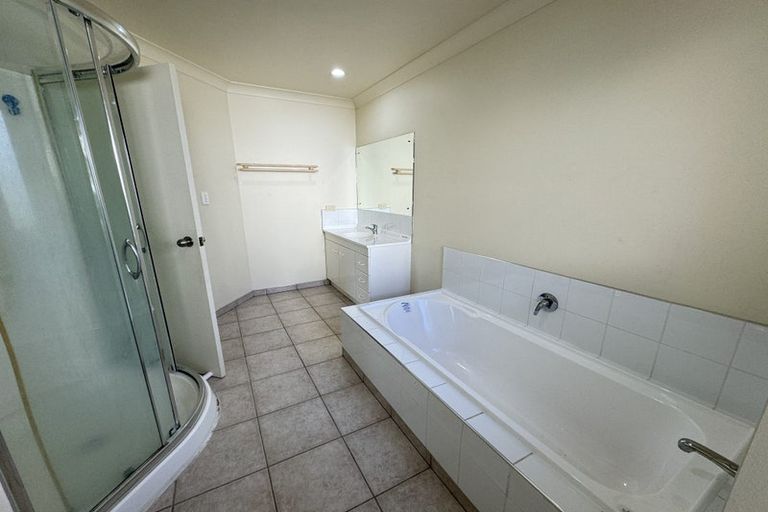 Photo of property in 4 Highgrove Lane, Totara Vale, Auckland, 0632