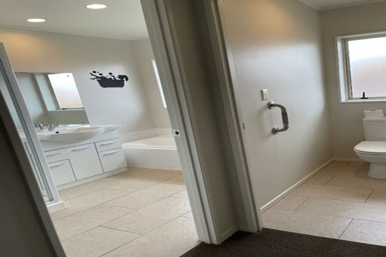 Photo of property in 2/2 Whitford Road, Howick, Auckland, 2014