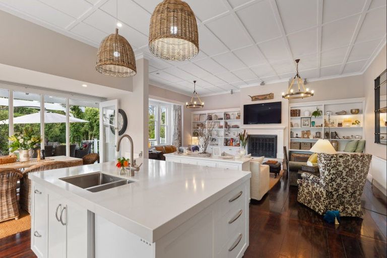 Photo of property in 214 Heatherlea Road East, Levin, 5571