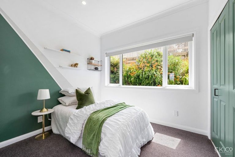 Photo of property in 34 Miromiro Road, Normandale, Lower Hutt, 5010