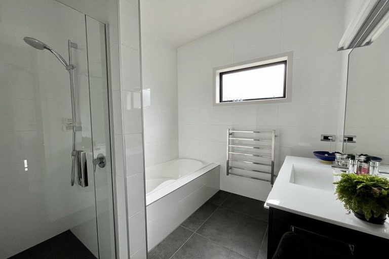 Photo of property in 70 Wynyard Crescent, Fernhill, Queenstown, 9300