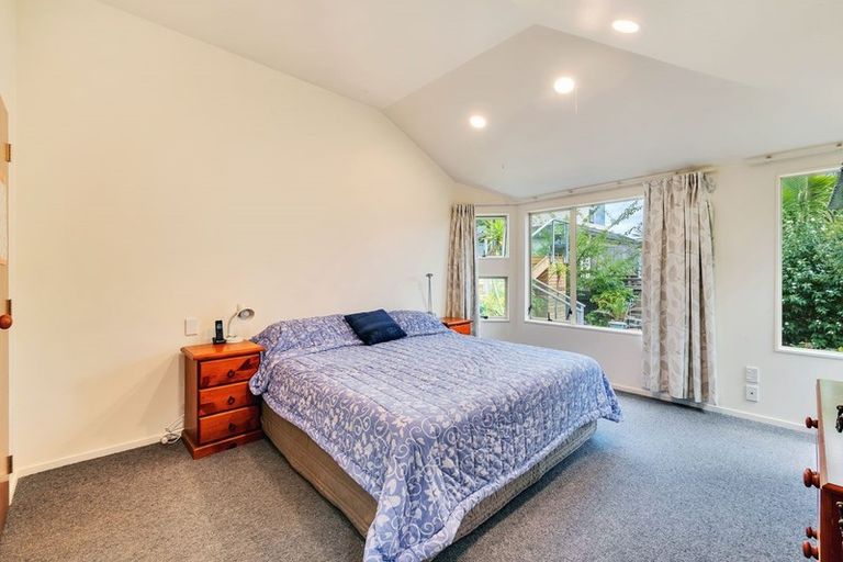 Photo of property in 1/8 Sunset Road, Unsworth Heights, Auckland, 0632