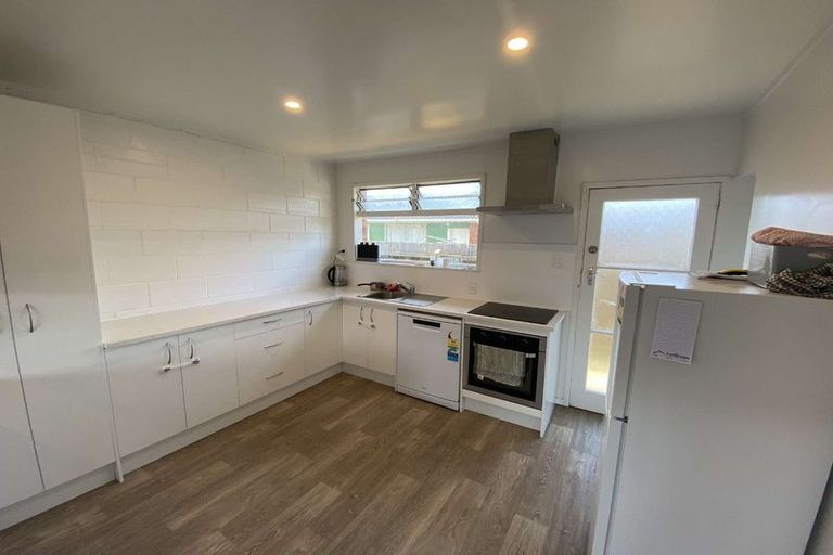 Photo of property in 2/74 Portage Road, New Lynn, Auckland, 0600