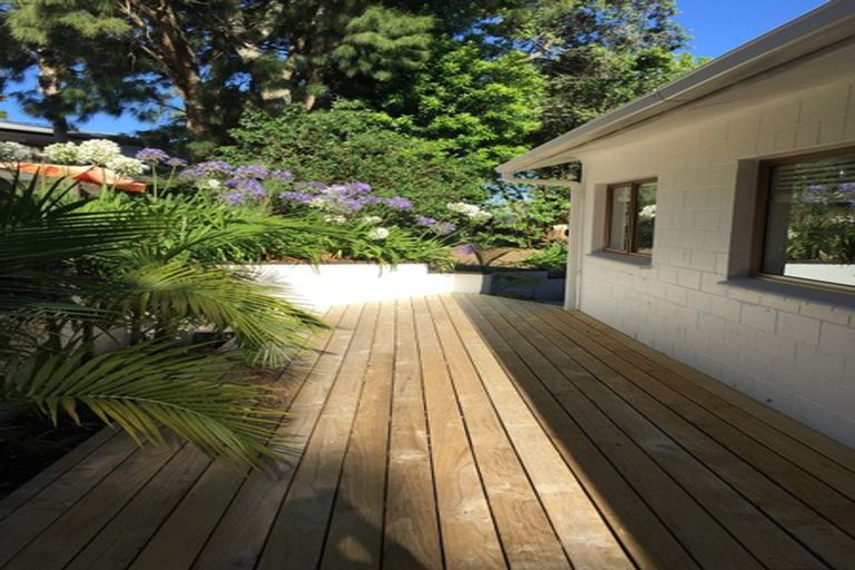 Photo of property in 1/18 Teviot Place, Totara Vale, Auckland, 0629