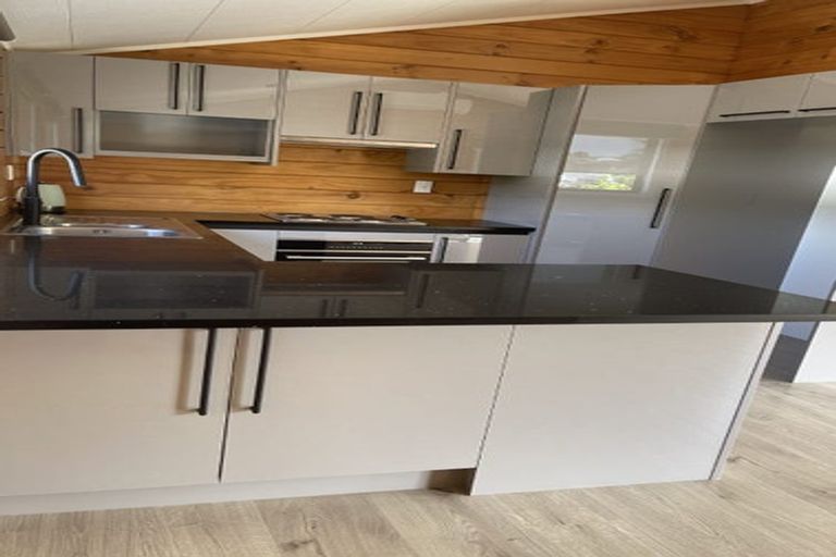 Photo of property in 35 Farwood Drive, Henderson, Auckland, 0612