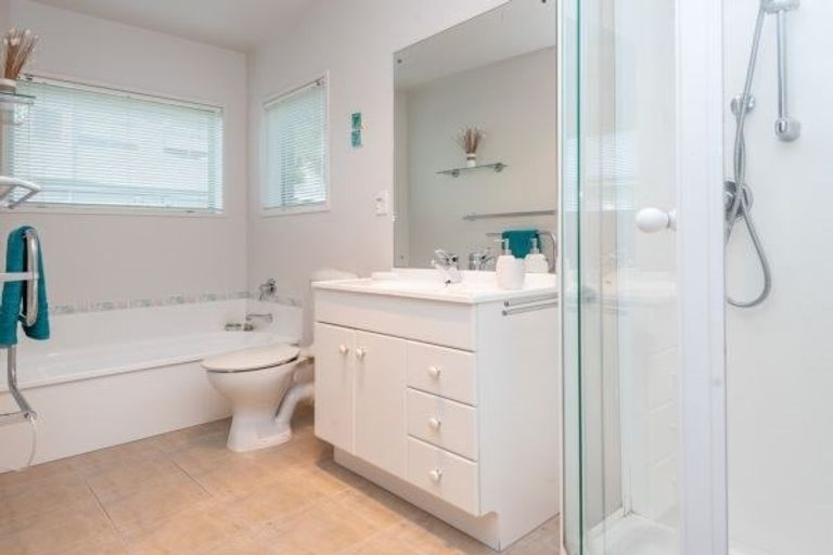 Photo of property in 2/30 Uxbridge Road, Mellons Bay, Auckland, 2014