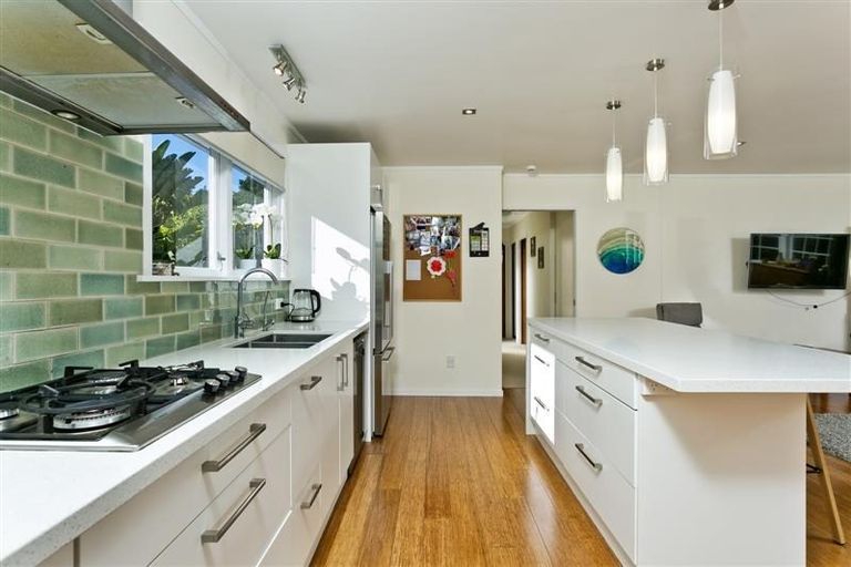 Photo of property in 28 Lavery Place, Sunnynook, Auckland, 0632