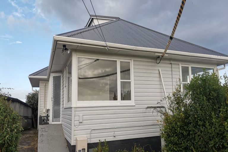 Photo of property in 2/15 Merton Avenue, Glenfield, Auckland, 0627