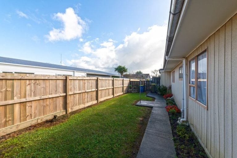 Photo of property in 1/9a Tawa Road, Te Atatu Peninsula, Auckland, 0610