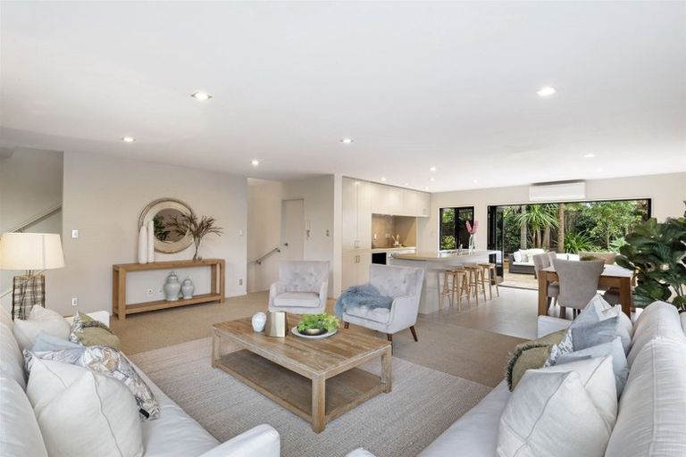 Photo of property in 2/71 Pupuke Road, Northcote, Auckland, 0627