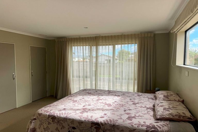 Photo of property in 102 Rhodes Drive, Kelvin Grove, Palmerston North, 4414