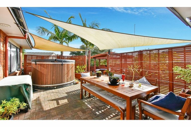 Photo of property in 42 Sandwick Drive, Weymouth, Auckland, 2103