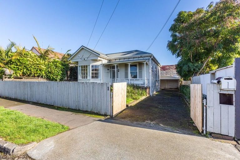 Photo of property in 1 Momona Road, Greenlane, Auckland, 1051