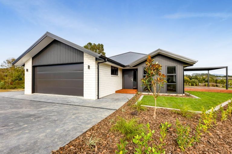 Photo of property in 8 Ponga Place, Highlands Park, New Plymouth, 4312