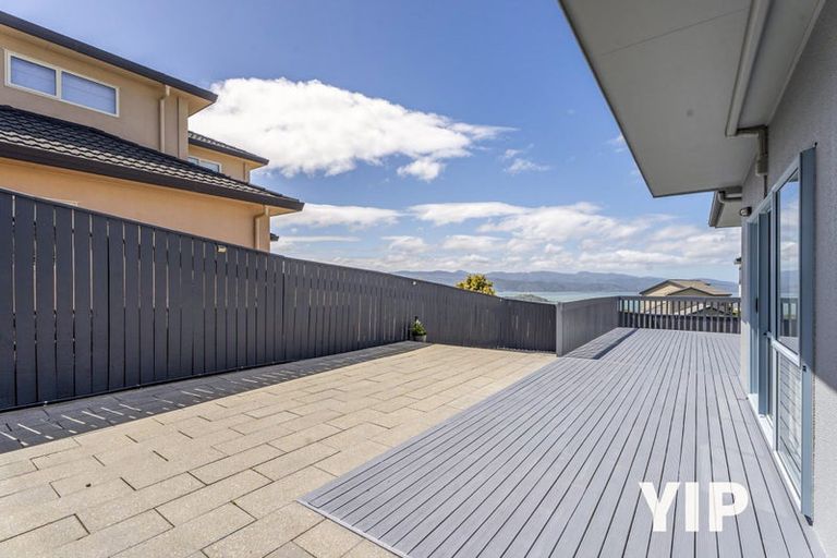 Photo of property in 3 Forbes Lane, Newlands, Wellington, 6037