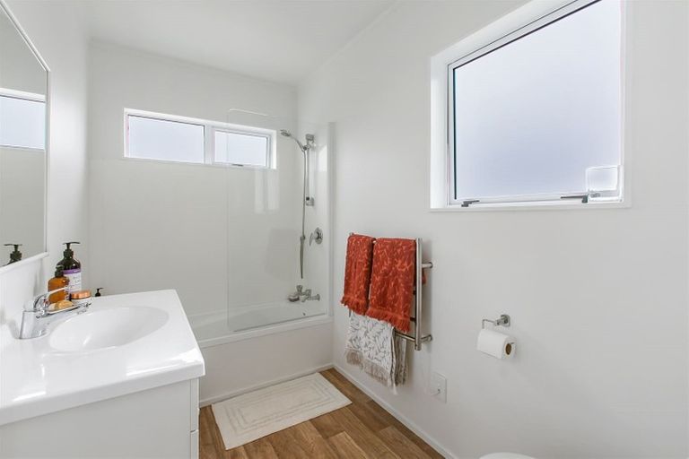 Photo of property in 2/34 Lambrown Drive, Totara Vale, Auckland, 0629