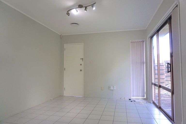 Photo of property in 3/38 Ballater Place, Highland Park, Auckland, 2010