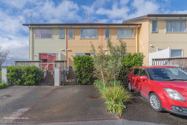 Photo of property in 24/11 Ray Small Drive, Papakura, 2110