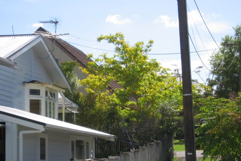 Photo of property in 11a William Bond Street, Stanley Point, Auckland, 0624