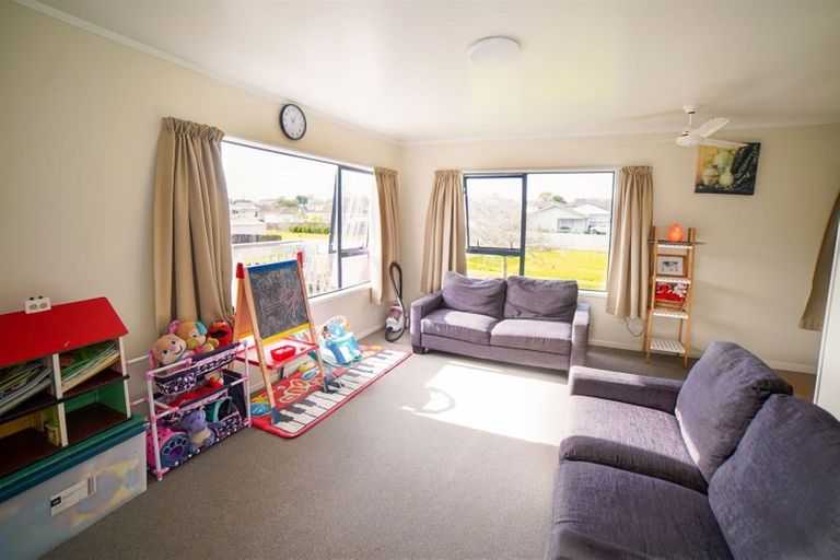 Photo of property in 2/73 Etherton Drive, Weymouth, Auckland, 2103