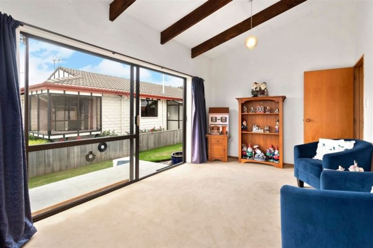 Photo of property in 2/92c Englefield Road, Northwood, Christchurch, 8051