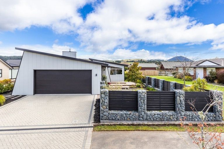 Photo of property in 18 Lakemere Way, Kinloch, Taupo, 3377