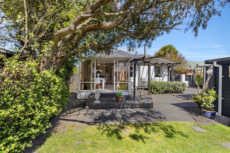 Photo of property in 77 Farquhars Road, Redwood, Christchurch, 8051