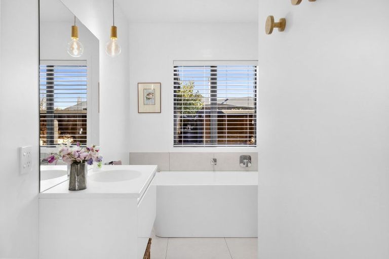 Photo of property in 15 Kingfisher Crescent, Albert Town, Wanaka, 9305