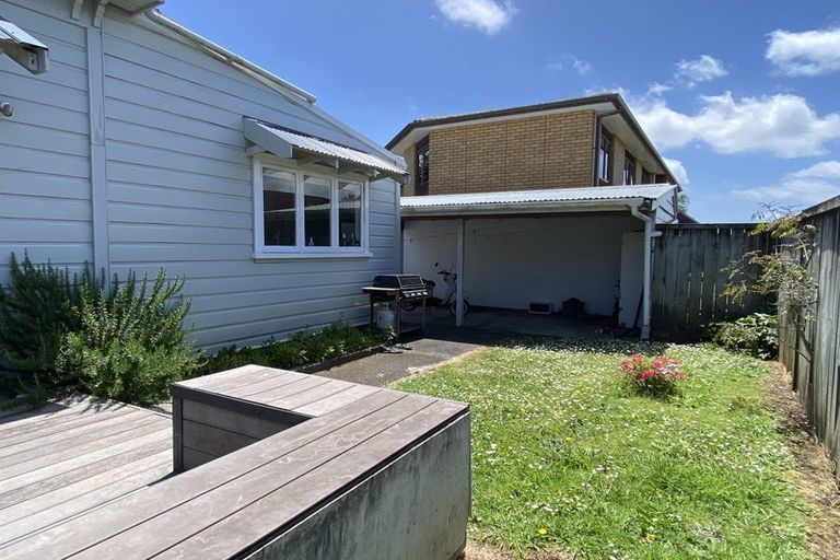 Photo of property in 8 Waipani Road, Te Atatu Peninsula, Auckland, 0610