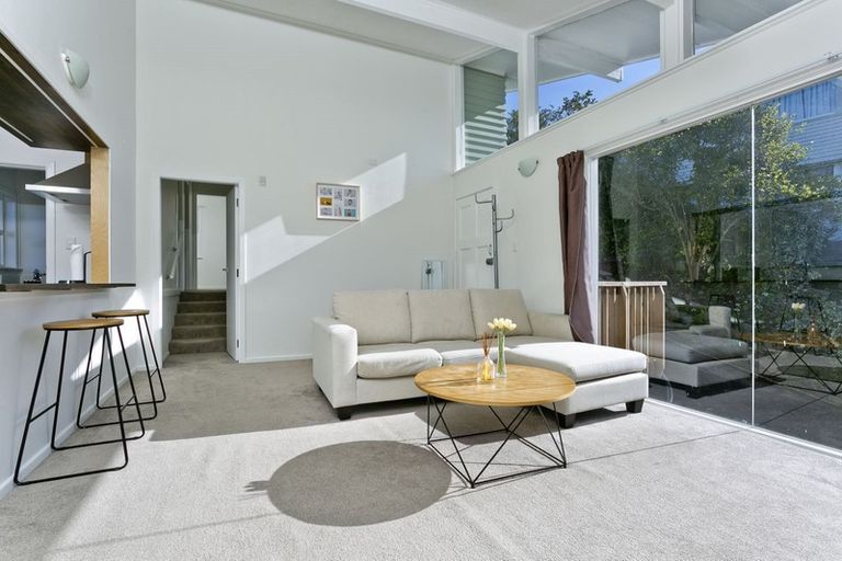 Photo of property in 72 Chivalry Road, Glenfield, Auckland, 0629