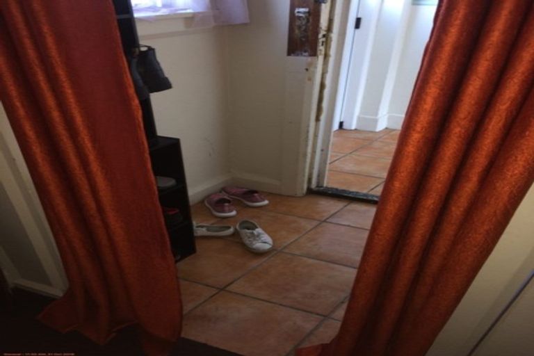 Photo of property in Devonport Apartments, 18/127 Saint Aubyn Street, New Plymouth, 4310