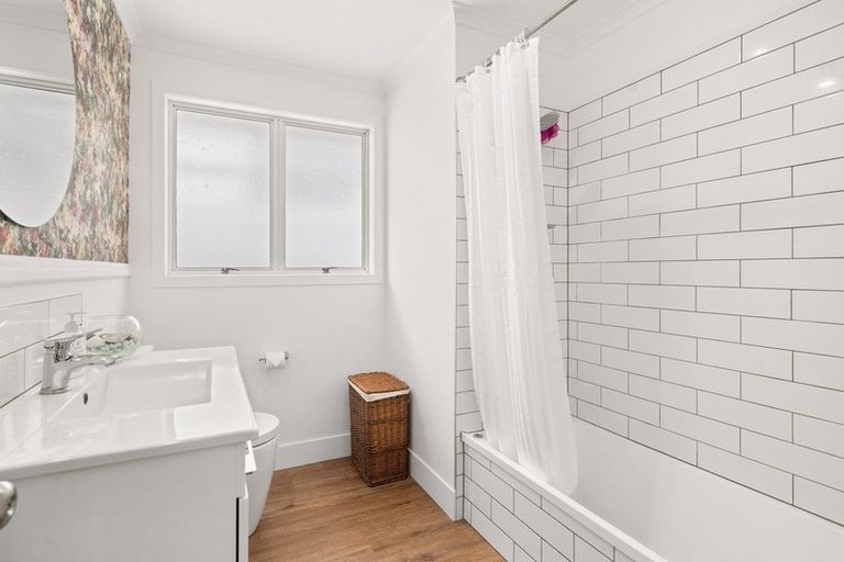 Photo of property in 16 Mcdonnell Street, Omokoroa, 3114