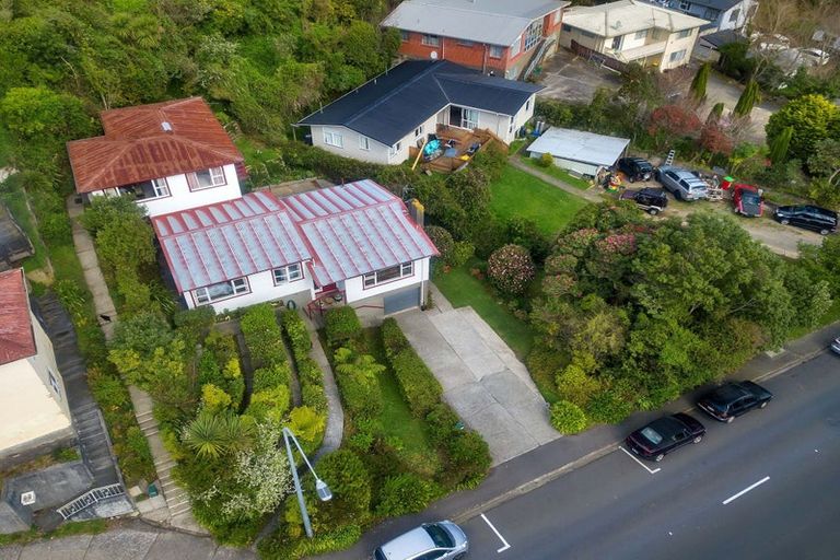 Photo of property in 84 Newlands Road, Newlands, Wellington, 6037