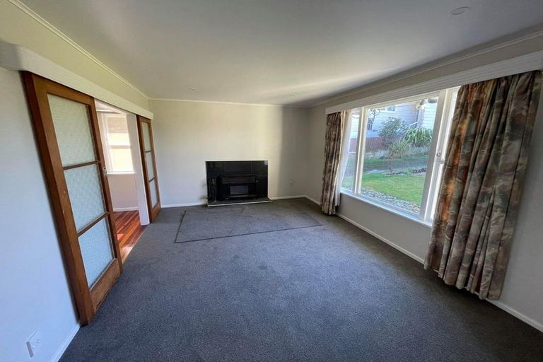 Photo of property in 73 Victory Crescent, Tawa, Wellington, 5028