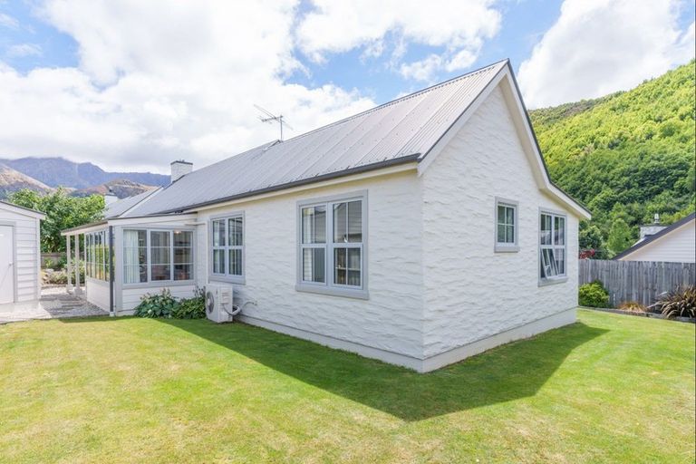 Photo of property in 12 Fletcher Way, Arrowtown, 9302