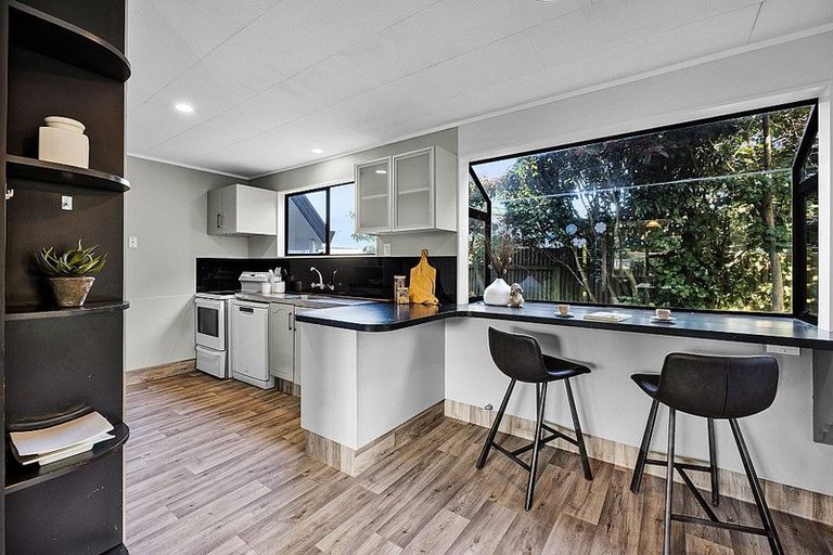 Photo of property in 11 Finer Place, Hawera, 4610