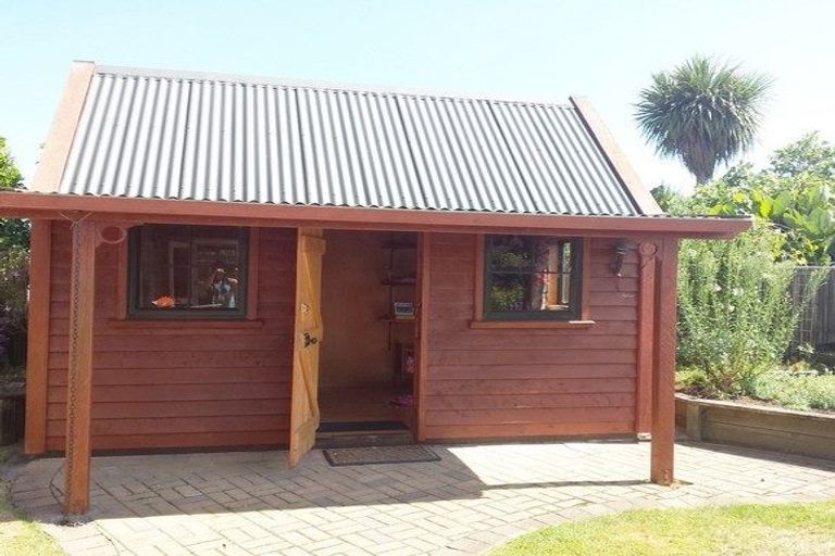 Photo of property in 4 Waiwera Place, Merrilands, New Plymouth, 4312