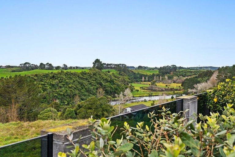 Photo of property in 18 Manurau Crescent, Merrilands, New Plymouth, 4312