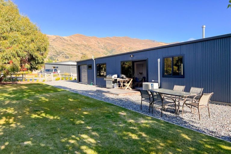 Photo of property in 2 Cleland Close, Wanaka, 9382