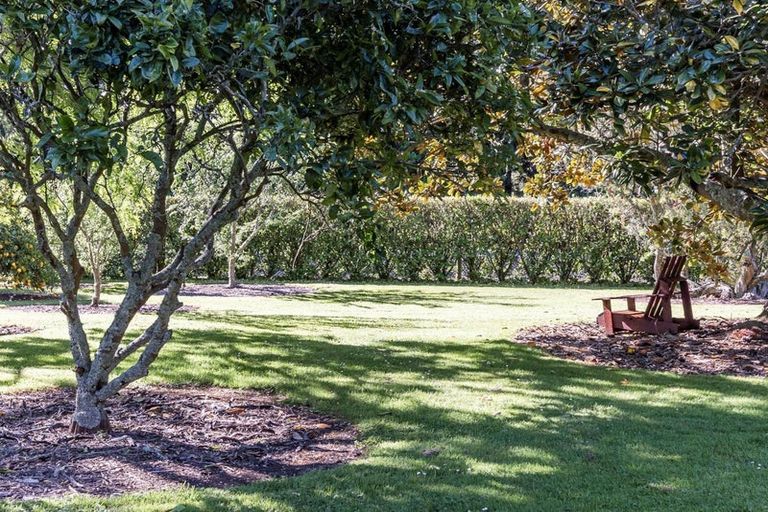 Photo of property in 873 Waitakere Road, Kumeu, 0891