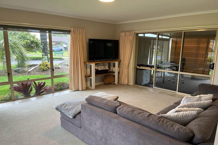 Photo of property in 1 Mcleod Place, Papamoa Beach, Papamoa, 3118