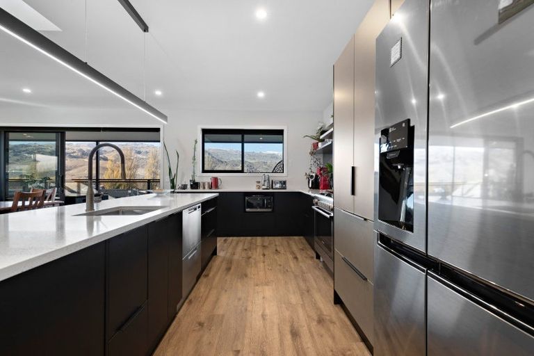 Photo of property in 45 Stratford Drive, Mount Pisa, Cromwell, 9383